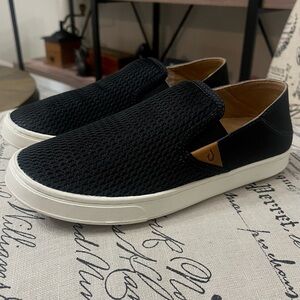OluKai Pehuea slip-on sneaker in black White Sole Size 7.5 EUC